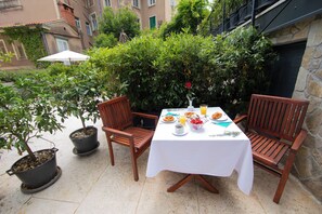 Outdoor dining - Opatija Studio Garden Oasis by the Beach ArtSpace (Opatija)