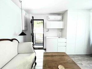 Living area - Opatija Studio Garden Oasis by the Beach ArtSpace (Opatija)