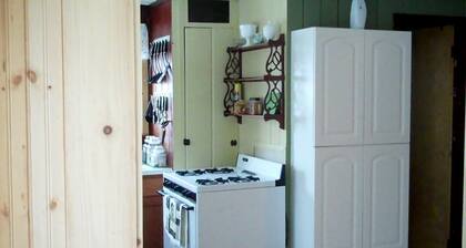 SMALL 1 BEDROOM COTTAGE FOR SHORT TERM 30 DAY RENTAL