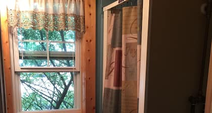SMALL 1 BEDROOM COTTAGE FOR SHORT TERM 30 DAY RENTAL