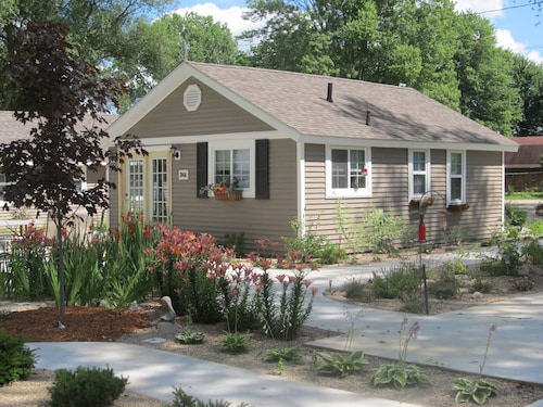 SMALL 1 BEDROOM COTTAGE FOR SHORT TERM 30 DAY RENTAL