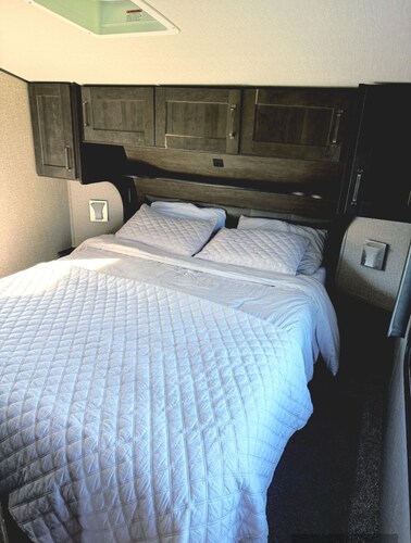 Modern Spacious RV Retreat w/ Full Kitchen & Cozy Comforts