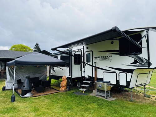 Modern Spacious RV Retreat w/ Full Kitchen & Cozy Comforts