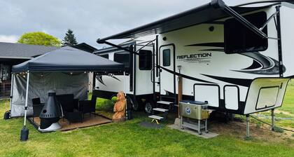 Modern Spacious RV Retreat w/ Full Kitchen & Cozy Comforts