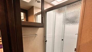 Dusche, Handtücher, Seife, Toilettenpapier