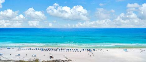 Condo, várias camas (Sunrise Beach #1010) | Praia | Na praia