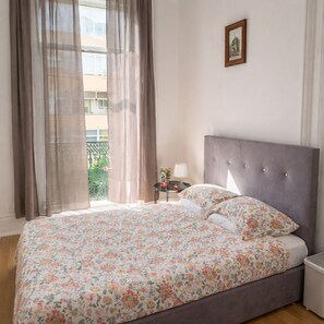 Iron/ironing board, WiFi - Lisbon central Guest house 5 Bedroom! best for big Family tour and big groups. (Lisboa)