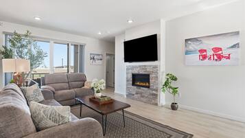 Smart TV, chimenea y libros