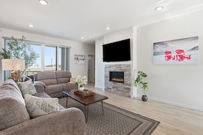 Smart TV, fireplace, books - Modern Hideaway with Private Terrace in Downtown (Anchorage)