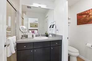 Dusche, Haartrockner, Bidet, Handtücher