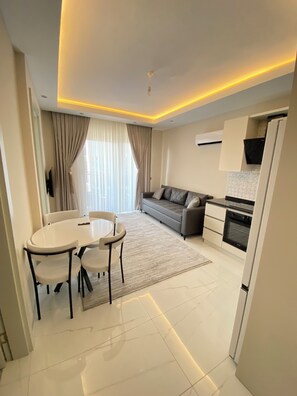 Living area - Cozy 1-bedroom apartment in peaceful Antalya with AC and gym access (Antalya)