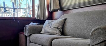 Adorable luxury boat in Marina del Rey for a relaxing & romantic stay