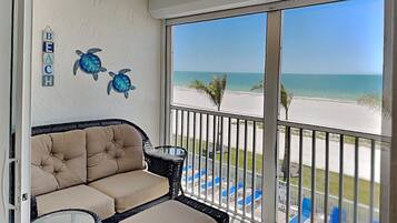 Condo (2 Bedrooms) | Front of property
