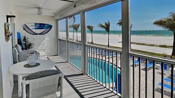 Condo (2 Bedrooms) | Front of property