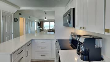 Condo (2 Bedrooms) | Property amenity