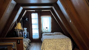 2 bedrooms, travel crib, free WiFi, bed sheets