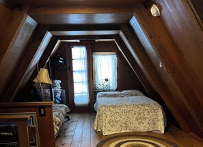 2 bedrooms, travel crib, free WiFi, bed sheets - Adorable, Affordable Aframe in the White Mountains! (Conway)
