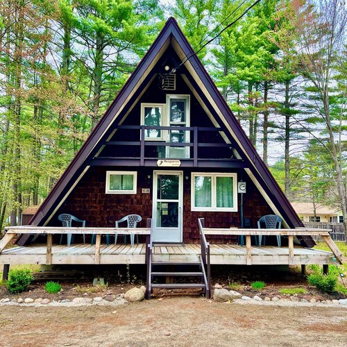Quaint 2-level Aframe style cabin in North Conway, near trails, Saco and town.