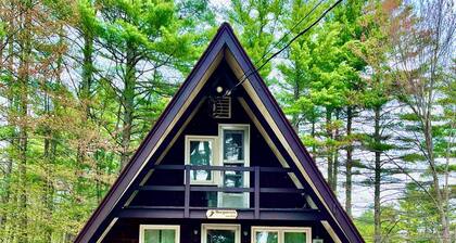 Quaint 2-level Aframe style cabin in North Conway, near trails, Saco and town.