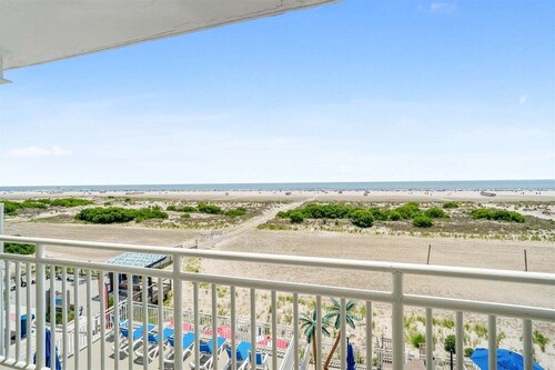 Oceanfront Condo w/ Heated Pool & Reserved Parking