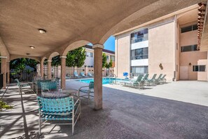 Pool - Culver City Manor - Entire 2-Bedroom Condo in Near LAX and SoFi Stadium (Culver City)