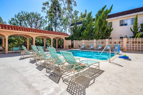 Culver City Manor - Entire 2-Bedroom Condo in Near LAX and SoFi Stadium