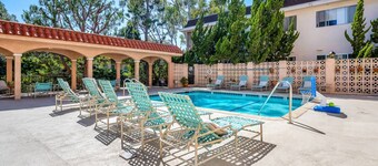 Culver City Manor - Entire 2-Bedroom Condo in Near LAX and SoFi Stadium
