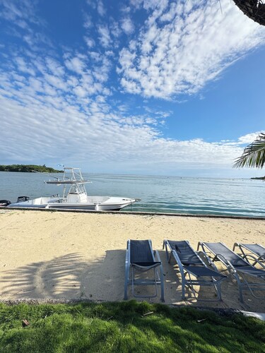 2-bedroom yacht in peaceful West End with AC on board