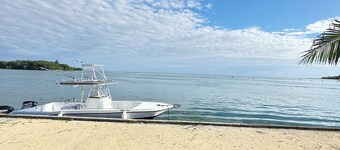 2-bedroom yacht in peaceful West End with AC on board