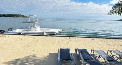 2-bedroom yacht in peaceful West End with AC on board