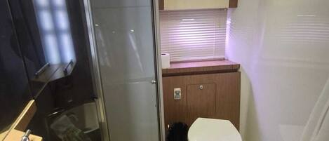 Douche, serviettes fournies, savon, papier toilette