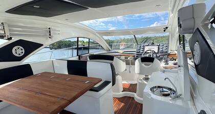 2-bedroom yacht in peaceful West End with AC on board