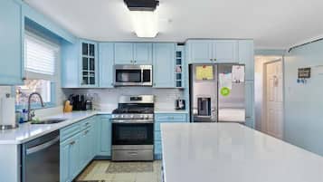 Refrigerador, microondas, horno, placa de cocina