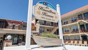 En hotellskylt med texten ”Hamilton House, 1800 Atlantic Ave.”