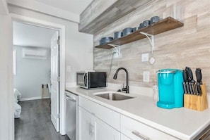Wasserkocher mit Kaffee-/Teezubehör, Kühlschrank, Mikrowelle, Ofen