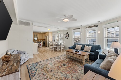 Spacious 4 BR Beach Condo with a Private Balcony, Parking, & Out