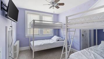 4 Schlafzimmer, Bügeleisen/Bügelbrett
