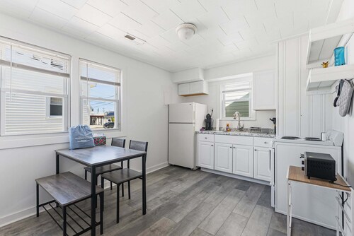 2BR North Wildwood Cottage with Modern Updates