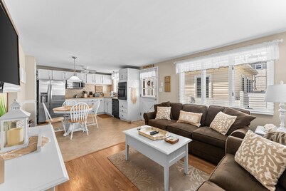 2BR Steps from Wildwood Beach with Private Outdoor Dining and Shower