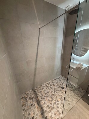 Shower, hair dryer, towels, toilet paper - Garden apartment between sea and mountains (Arbellara)