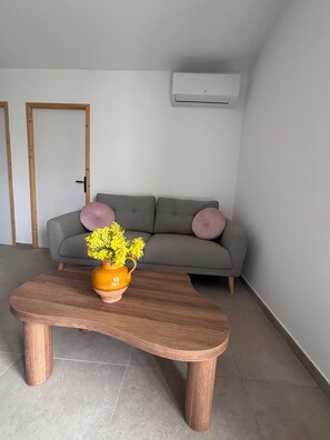 Smart TV, books - Garden apartment between sea and mountains (Arbellara)