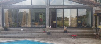 Grande maison campagnarde, au calme, avec terrasse, piscine et jardin arboré