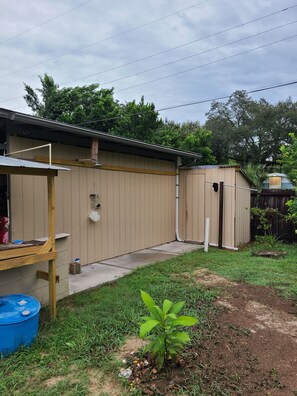 Property grounds - Cozy 1-bedroom barn in beautiful Tampa with AC (Tampa)