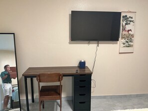 Interior - Cozy 1-bedroom barn in beautiful Tampa with AC (Tampa)