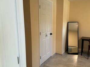 Interior - Cozy 1-bedroom barn in beautiful Tampa with AC (Tampa)