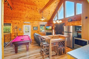 Games room - Cabin Retreat Near Parkway, Hot Tub, Pool Table (Pigeon Forge)