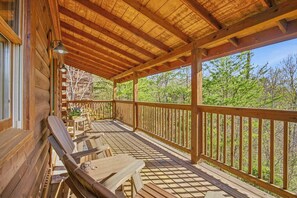 Terrace/patio - Cabin Retreat Near Parkway, Hot Tub, Pool Table (Pigeon Forge)