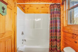 Shower, towels, shampoo - Cabin Retreat Near Parkway, Hot Tub, Pool Table (Pigeon Forge)