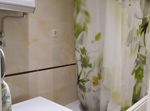 Departamento (One bedroom apartment near beach) | Baño | Tina y toallas 