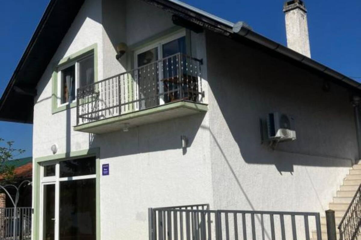 아파트 (One Bedroom Apartment with Balcony) | 외관